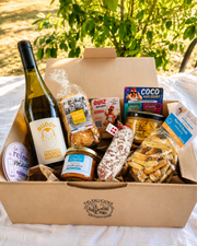 Contenu de la Box Girly Enjoy avec vin blanc, saucisson, biscuits salés, tartinables et surprises