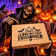 Personnage effrayant tenant une box Halloween QG DU COQ dans un décor de citrouilles